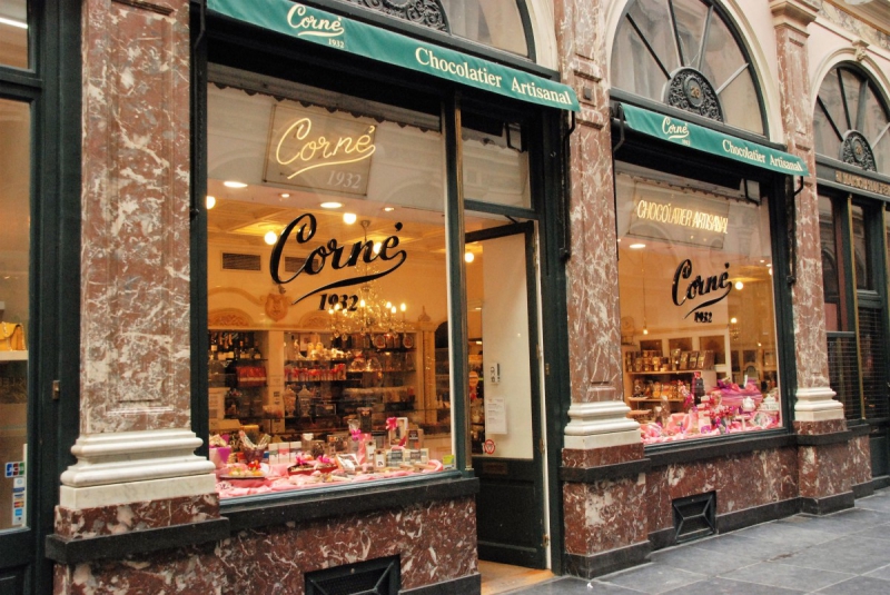 vitrine-FORCALQUEIRET-min_chocolate_chocolaterie_shop_luxury_chic_gallery_brussels_belgium-558146