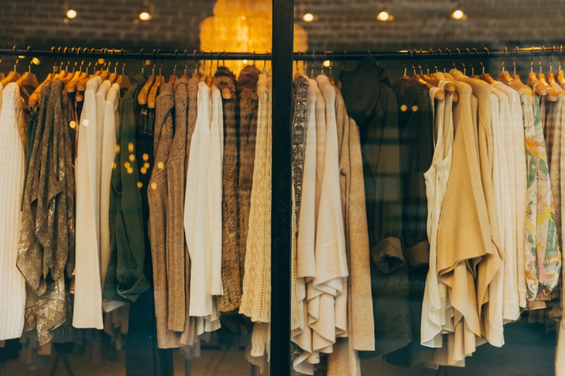 vitrine-FORCALQUEIRET-min_clothe_fashion_store_shop_window_store_front-21277