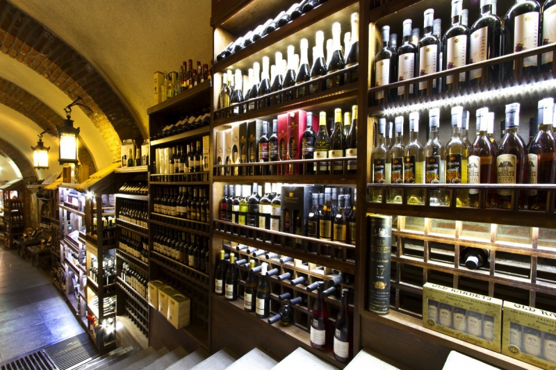 vitrine-FORCALQUEIRET-min_world_street_travel_shop_canon_georgia_wine_bottles-429767